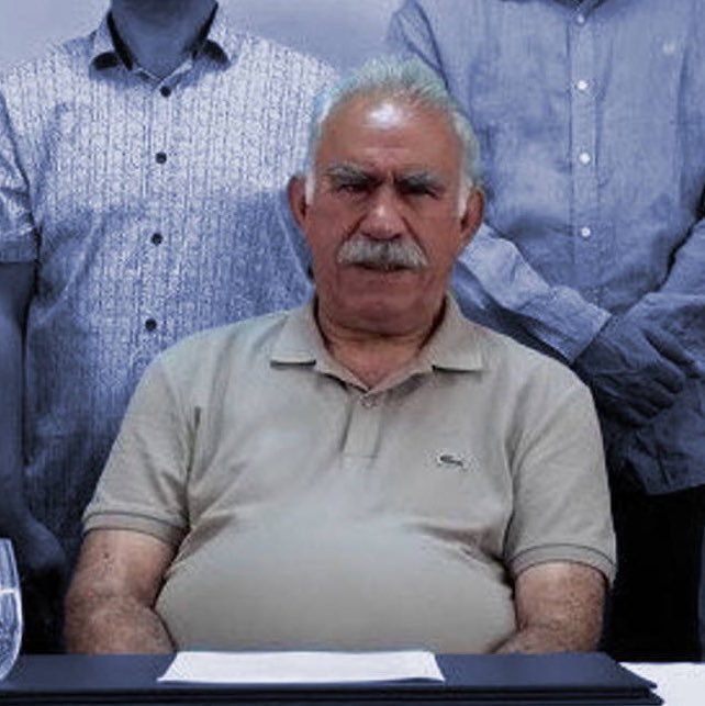 Aponun videolu açıklaması “süreç” falan filan hepsi asimilasyona gönülü hizmet ama, burda sevdiğim tek bir şey var Öcalan, İsrailin en büyük markalarından biri olan #Lacoste'un tişörtü ile çıkması. Hani islamcıların İsrail’i Protesto ediyoruz diye gidip marketten Cacacola alıp