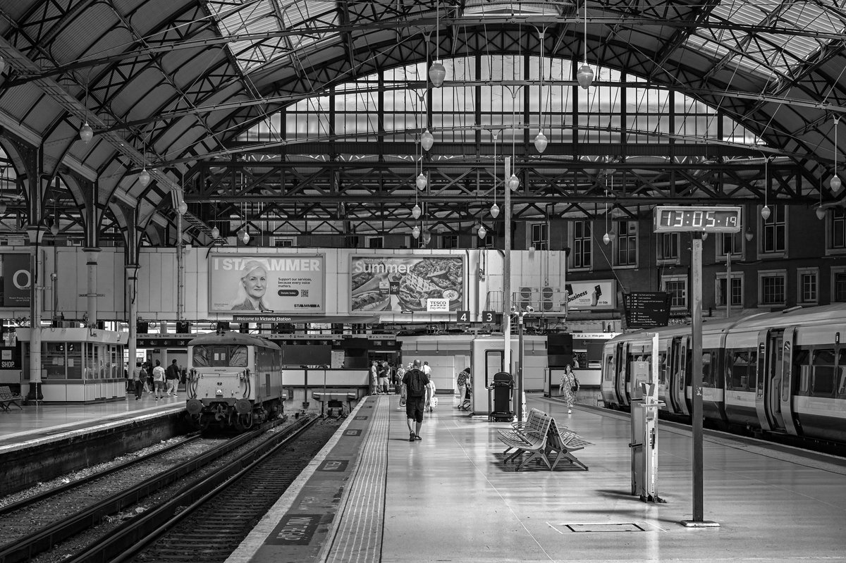 Southern scenes of old recreated at London Victoria on 30th June 2025. 73141 'Spa Valley Railway 25 Year Anniversary' stands in platform 5, shortly before working 0Z34 to Willesden. Southeastern 'Networker' 465922 stands in platform 3 about to work the 2M66 13:12 to Orpington.