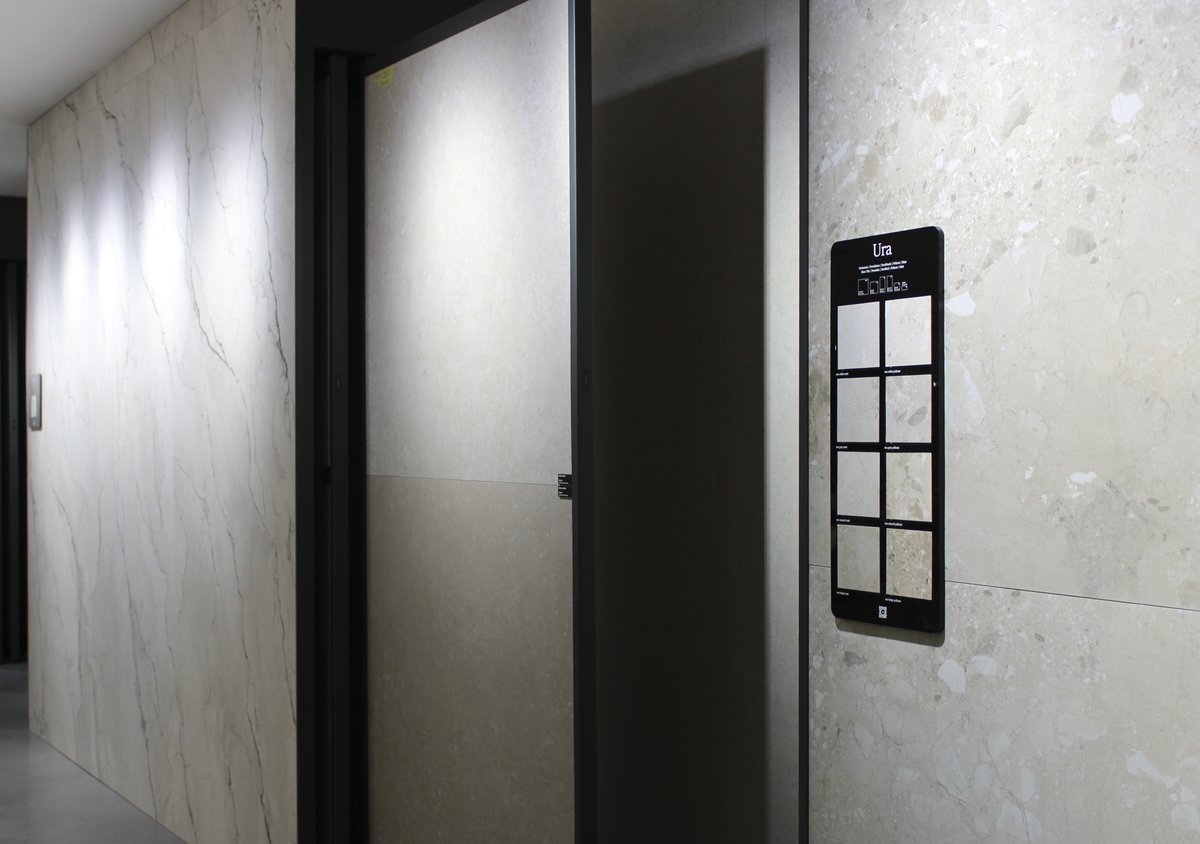 inscaOficial's tweet image. ¿Tu showroom comunica con claridad lo que vende?

En el diseño de espacios expositivos para materiales de construcción, la señalética y el grafismo también guían, informan y refuerzan la identidad de marca.

#TileDisplays #InteriorDesign #DisplaySolutions #BuildingMaterials