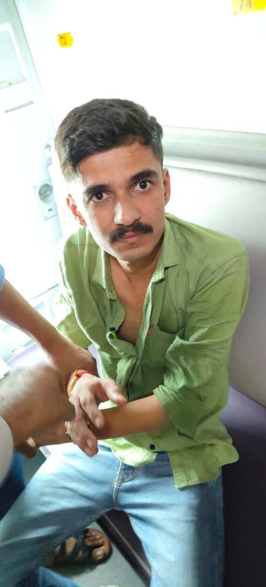 आज की गाड़ी संख्या 11463 VRL-ADI कार्य करते समय एक चोर यात्री का 10K और बैग ले कर भाग रहा था ,TTE अमित कुमार और कोच अटेंडेंस की सर्तकता से दौड़ कर चोर को पकड़ा और RPF RJT के हवाले किया।
<a href="/DRM_BVP/">DRM Bhavnagar</a> <a href="/irtcso/">IRTCSO</a> <a href="/wrdrmrjt/">DRM Rajkot Divisionᅠᅠᅠᅠᅠᅠᅠᅠᅠᅠᅠᅠᅠᅠᅠᅠᅠᅠᅠᅠᅠᅠᅠᅠ</a> <a href="/drmadiwr/">DRM Ahmedabad</a> <a href="/RPF_INDIA/">RPF INDIA</a>