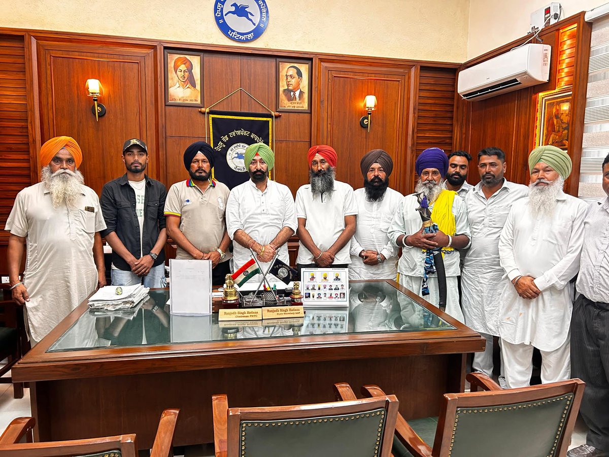 ਰਾਜਪੁਰਾ ਨਜਦੀਕ PTRC ਦੇ ਮੁਲਾਜ਼ਮਾਂ ਵੱਲੋਂ ਪਿੰਡ ਛਲੇੜੀ ਕਲਾਂ ਦੇ ਵੀਰ ਅਮਰਜੀਤ ਸਿੰਘ ਨਾਲ ਬਦਸਲੂਕੀ ਕੀਤੀ ਗਈ ਸੀ। ਜਿਸ ਦਾ ਵੀਡੀਓ ਵਾਇਰਲ ਹੋਣ ਤੋਂ ਬਾਅਦ PTRC ਦੇ ਚੇਅਰਮੈਨ Ranjodh Singh Hadana ਹੋਰਾਂ ਵੱਲੋਂ ਸਖ਼ਤ ਨੋਟਿਸ ਲਿਆ ਗਿਆ ਤੇ ਦੋਵੇਂ ਧਿਰਾਂ ਦਾ ਪੱਖ ਸੁਣਨ ਤੋਂ ਬਾਅਦ PRTC ਦੇ ਡਰਾਈਵਰ ਨੂੰ ਆਮ ਲੋਕਾਂ ਨਾਲ ਵਿਹਾਰ ਚੰਗਾ ਰੱਖਣ