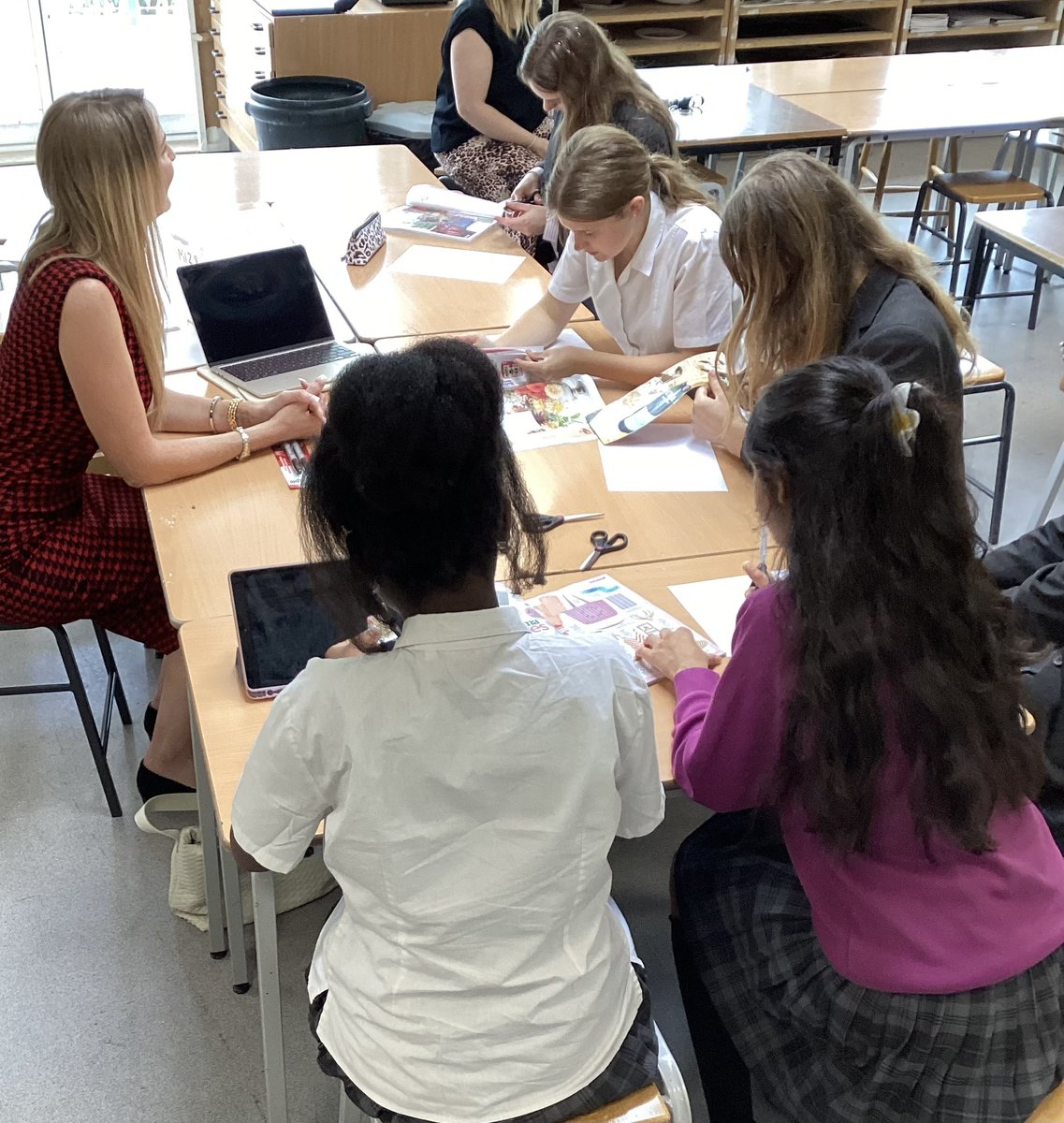 Another amazing lunchtime talk by one of our fantastic alumni. Today a hugely inspiring workshop from Lindsey Edwards about her creative journey into running her own business as a personal stylist. #CreativeThinking #BGSArts