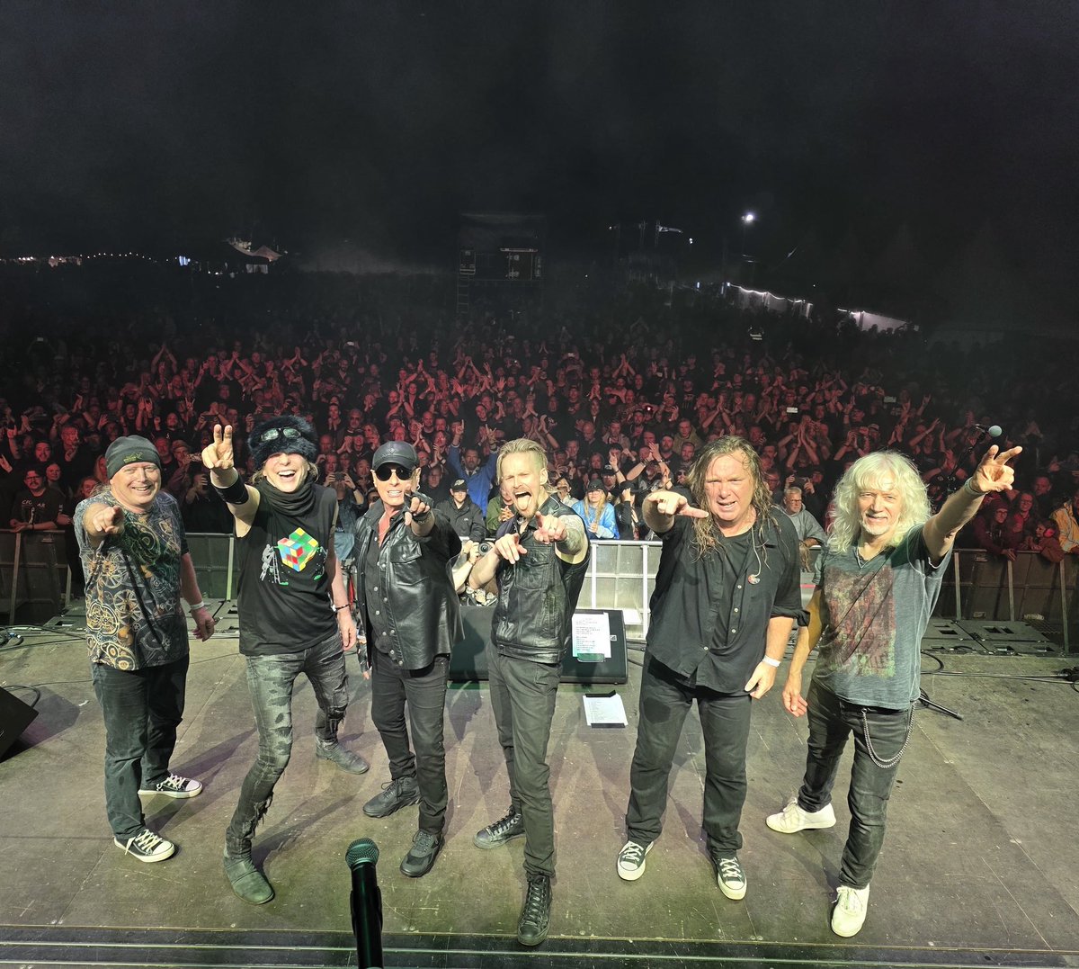 Thank you @timetorockfestival! It was great to have @joelynnturnerofficial join us onstage last weekend for Too Hot To Handle! Thanks Joe!

#michelschenker #joelynnturner #myyearswithufo