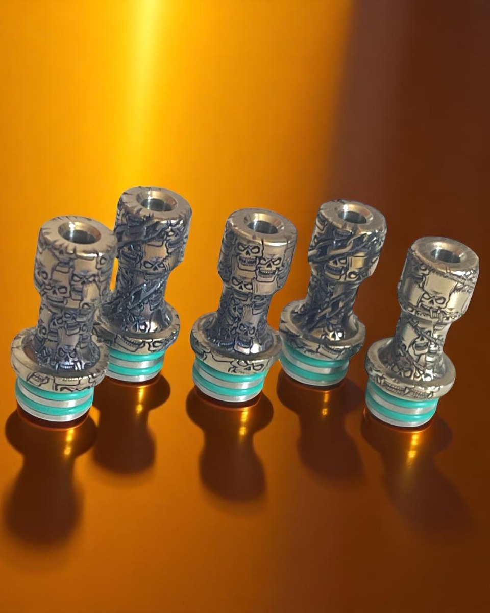 LaurenceDivavap's tweet image. 🔥 Forma Nova First Drop LIVE! Discover unique Bart Skulls engraved titanium drip tips. Each piece showcases precision by Laser Custom Works, France. Limited batch, no variants. Fits most 510 setups. Grab yours now! 👉 divavap.com 🌬️✨ #FormaNova #VapeDesign #Driptip