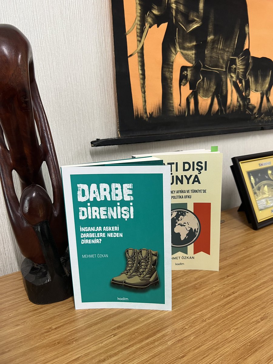 Değerli Hocam Prof. Dr. Mehmet Özkan’a, yeni yayımlanan Darbe Direnişi adlı kıymetli eserini tarafıma hediye ettiği için şükranlarımı sunarım. Bu çalışmanın bizlere önemli katkılar sunacağına inanıyorum. Okuru ve istifade edeni bol olsun.