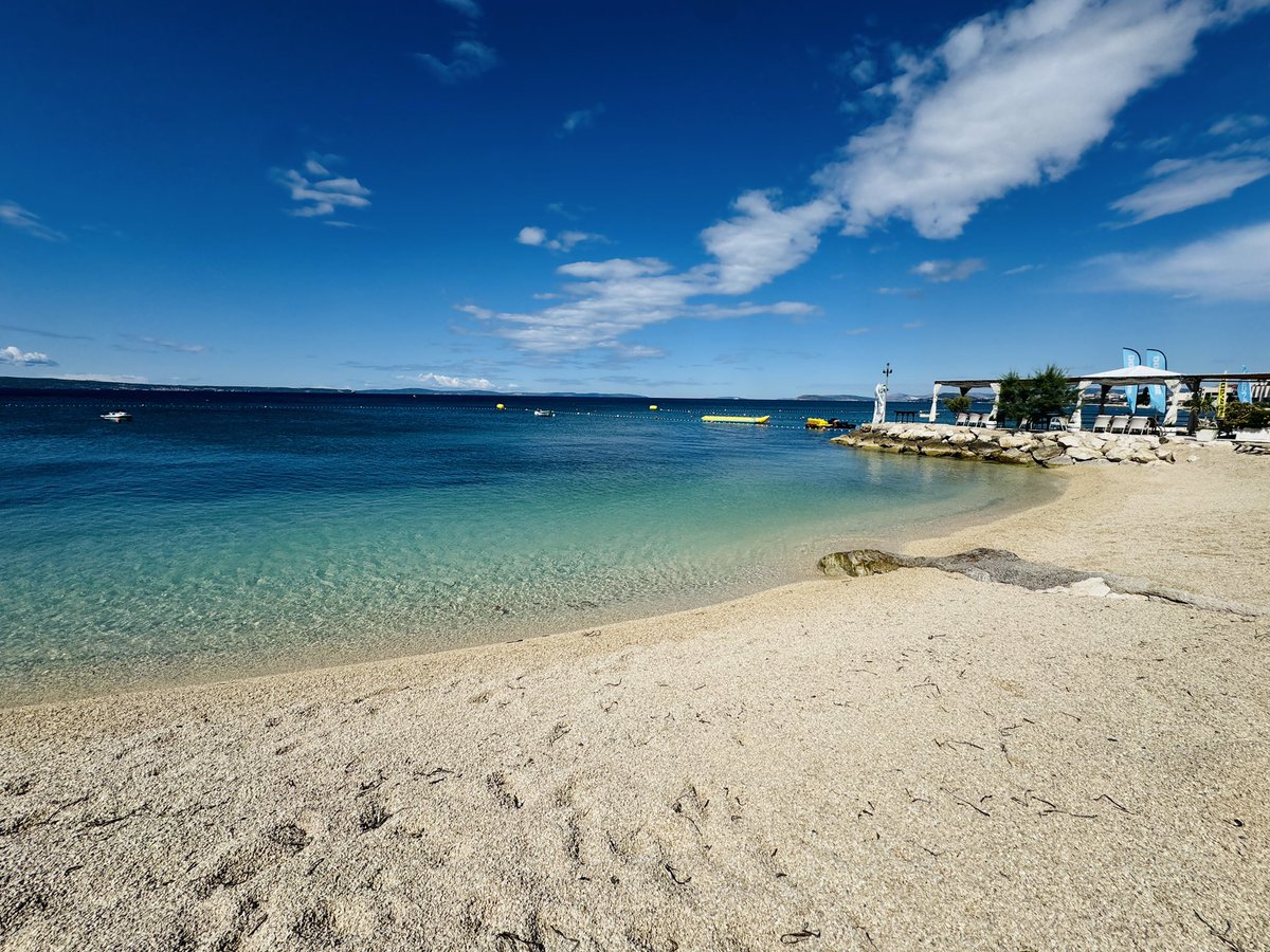 inwonderlandnic's tweet image. 📍Sun —&amp;gt; Water —&amp;gt; Beach 🏖️ #relaxmood #split #croatia
