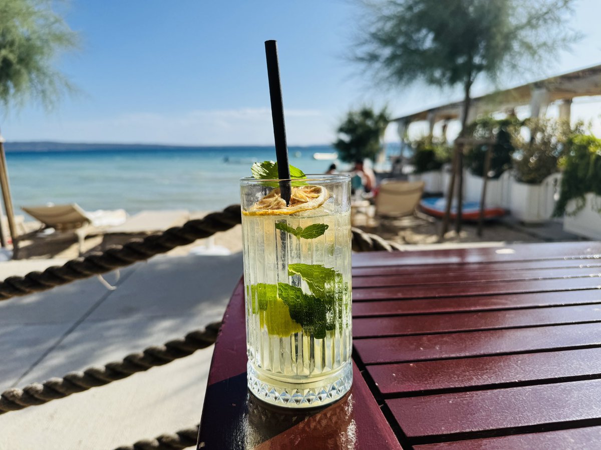 inwonderlandnic's tweet image. 📍Sun —&amp;gt; Water —&amp;gt; Beach 🏖️ #relaxmood #split #croatia