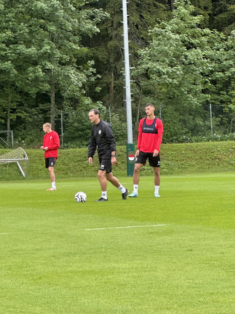 Moenske's tweet photo. Aangename kennismaking met #Waidring en leuk om de spelers eens aan het werk te zien @official_rafc 💪🏻#StageRAFC https://t.co/d67KsHreL9