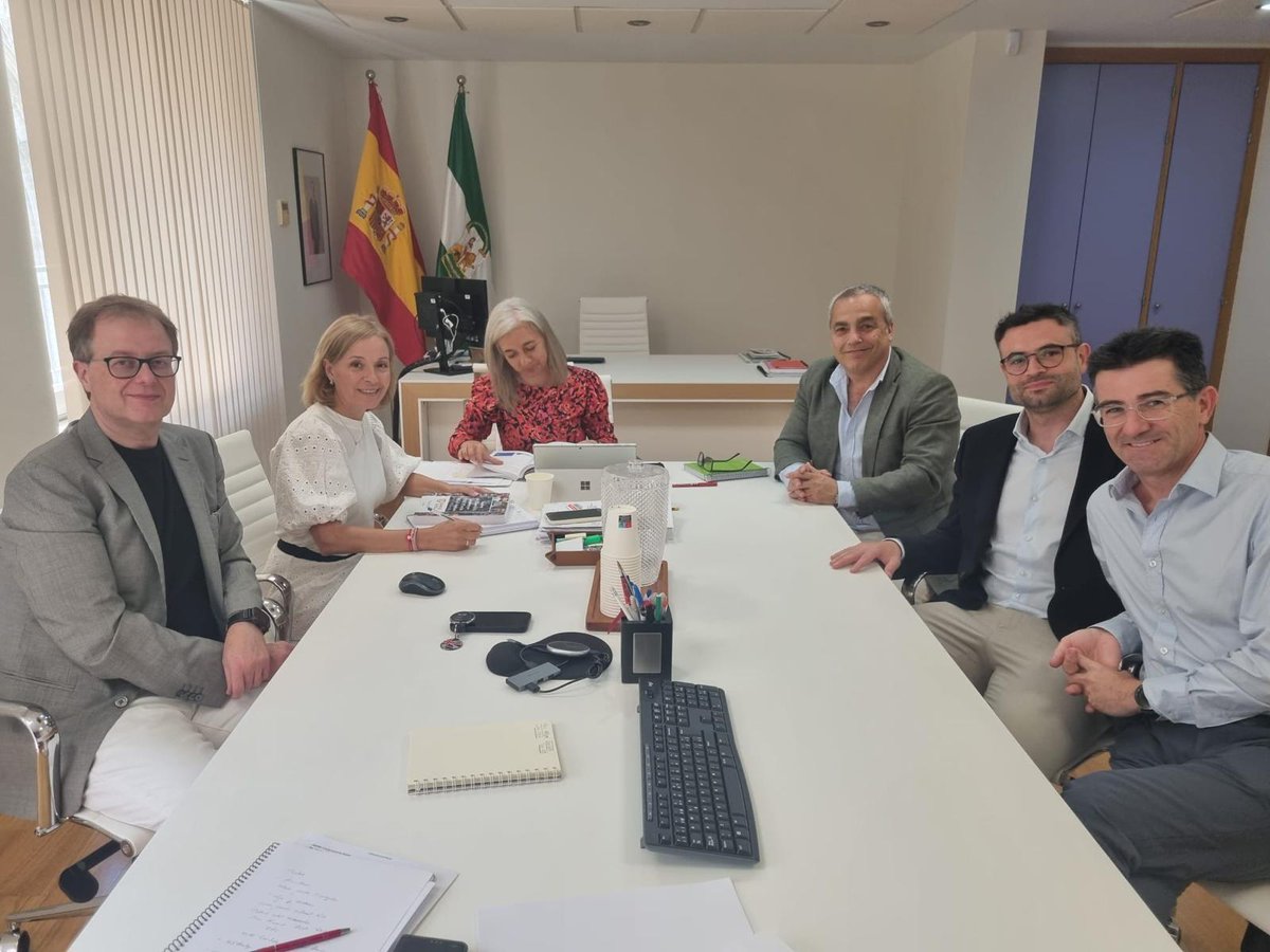 SAMIUC (@samiuc_uci) on Twitter photo 🗣️Ayer tuvimos la ocasión de mantener una reunión muy productiva con la Directora Gerente del #SAS <a href="/vallegarciasan1/">Valle Garcia</a> y la Dtora Gral de Asistencia Sanitaria, Celia Fernández, que se han mostrado muy interesadas en la actividad científica y formativa que desarrollamos desde SAMIUC. 🗣️Ayer tuvimos la ocasión de mantener una reunión muy productiva con la Directora Gerente del #SAS <a href="/vallegarciasan1/">Valle Garcia</a> y la Dtora Gral de Asistencia Sanitaria, Celia Fernández, que se han mostrado muy interesadas en la actividad científica y formativa que desarrollamos desde SAMIUC.