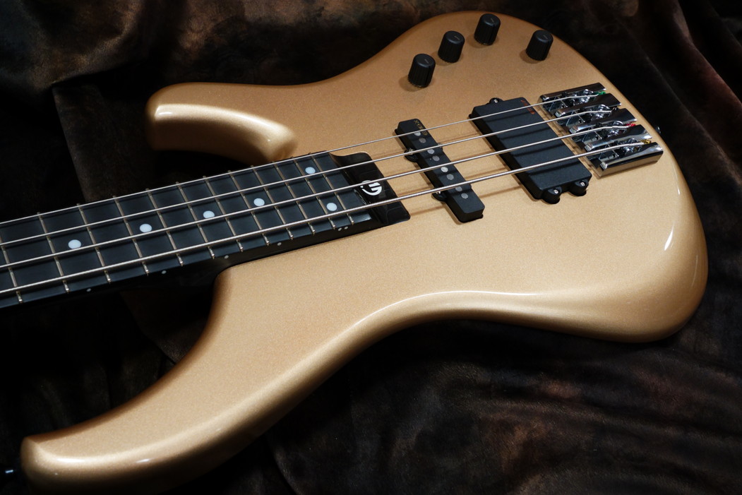 ties__store's tweet photo. Geoff Gould GGi4 Standard MMJ Shoreline Gold
しっかりと意味のあるPUチョイスを
クリアなグラファイトネックでご賞味ください。
くどいですが、GouldさんのGoldです。
https://t.co/JgvPPPjvMO
#tiestore
#GeoffGould
#GGould
#graphite
#emgpickups
