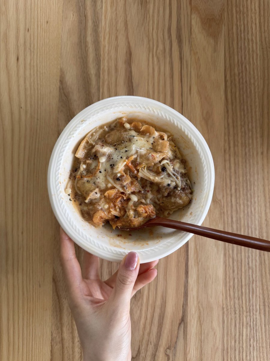 ohirahikaru's tweet photo. レンチン3分！キムチーズリゾット✨

お米、キムチ、えのき、チーズをお皿にいれるだけなのに美味しすぎるから痩せたい人食べて❤️ https://t.co/GEu94qJjA4