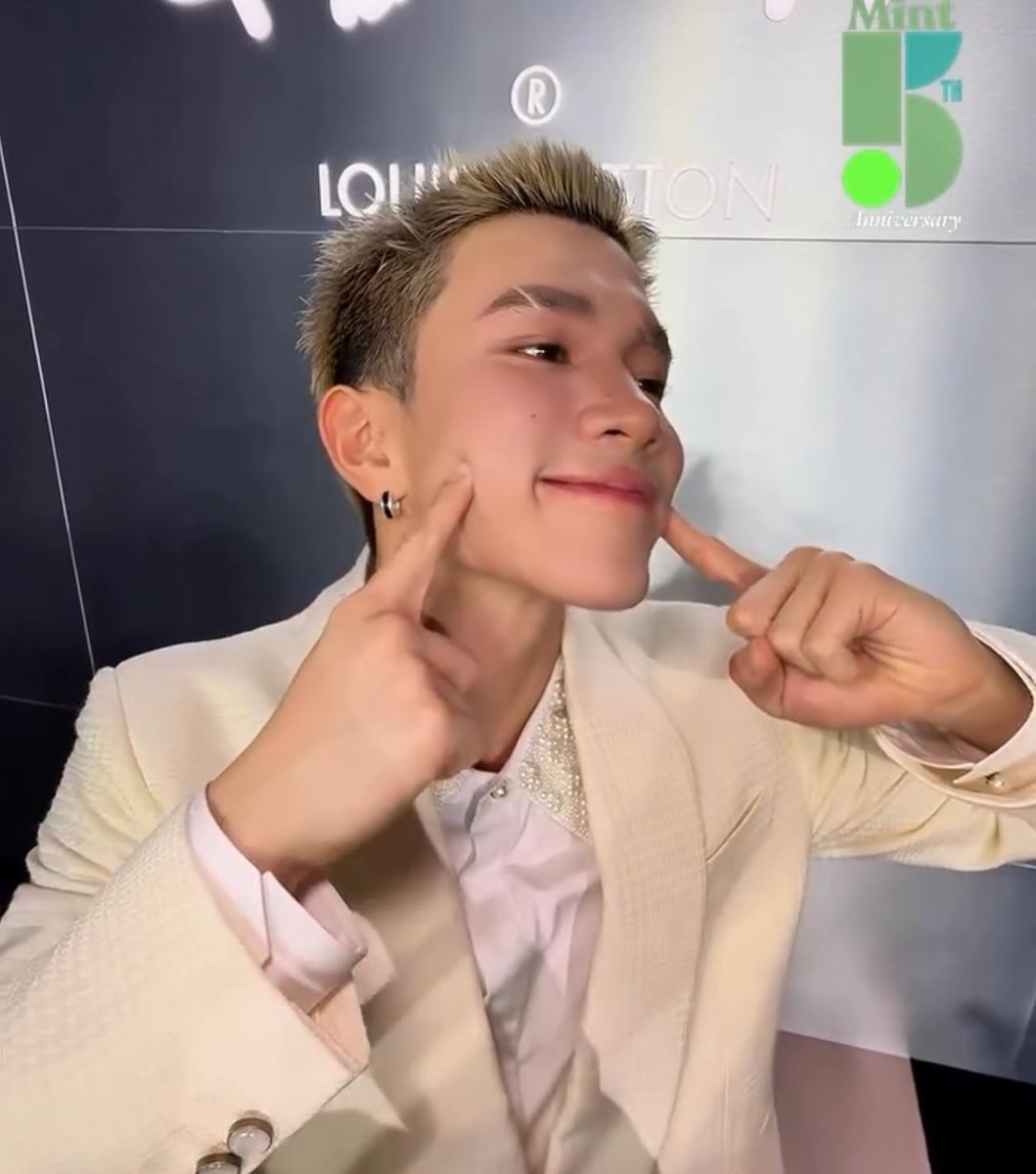 inchyx_'s tweet photo. จังหวะจิ้มแก้มคือน้องคับ ถ้านี่ไม่ใช่คนที่น่ารักและดื้อที่สุดดดด 🥺💖

FOURTH WITH LV TRUNK SHOW
#LVMenFW25xFourth
#LVMenFW25 #LouisVuitton https://t.co/IpG0fElqkx