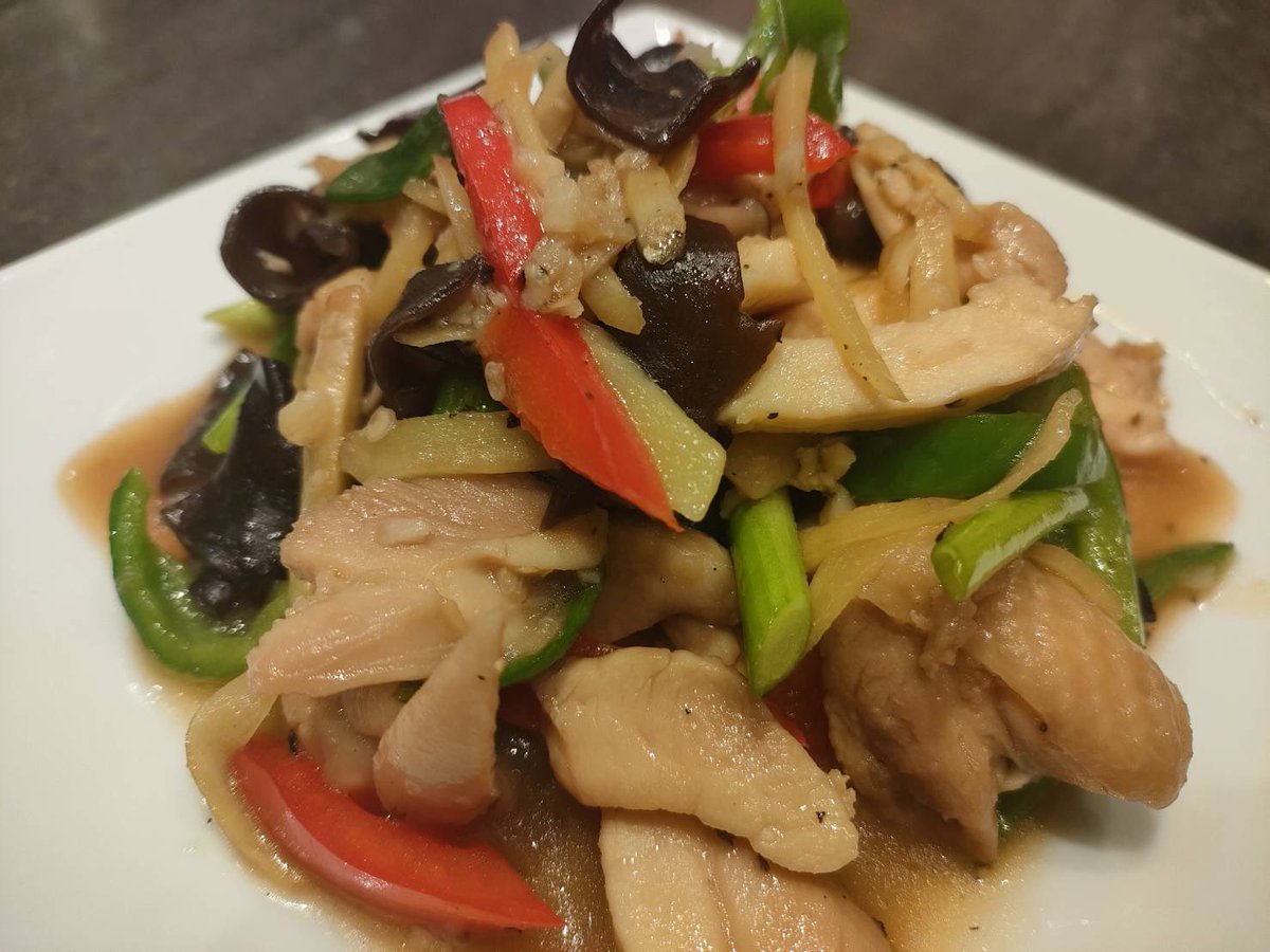 asusora_cafebar's tweet photo. タイの定番家庭料理「ガイパッキン（鶏肉のしょうが炒め）」登場！

生姜の香りが食欲をそそる、暑い日にもぴったりな一皿です🌶️

ぜひご賞味ください🇹🇭✨

#タイ料理 #MERRYPEACE #アスノソラ #赤羽 #おつまみ #居酒屋 #ランチ #ガイパッキン https://t.co/tvGYHapUGM