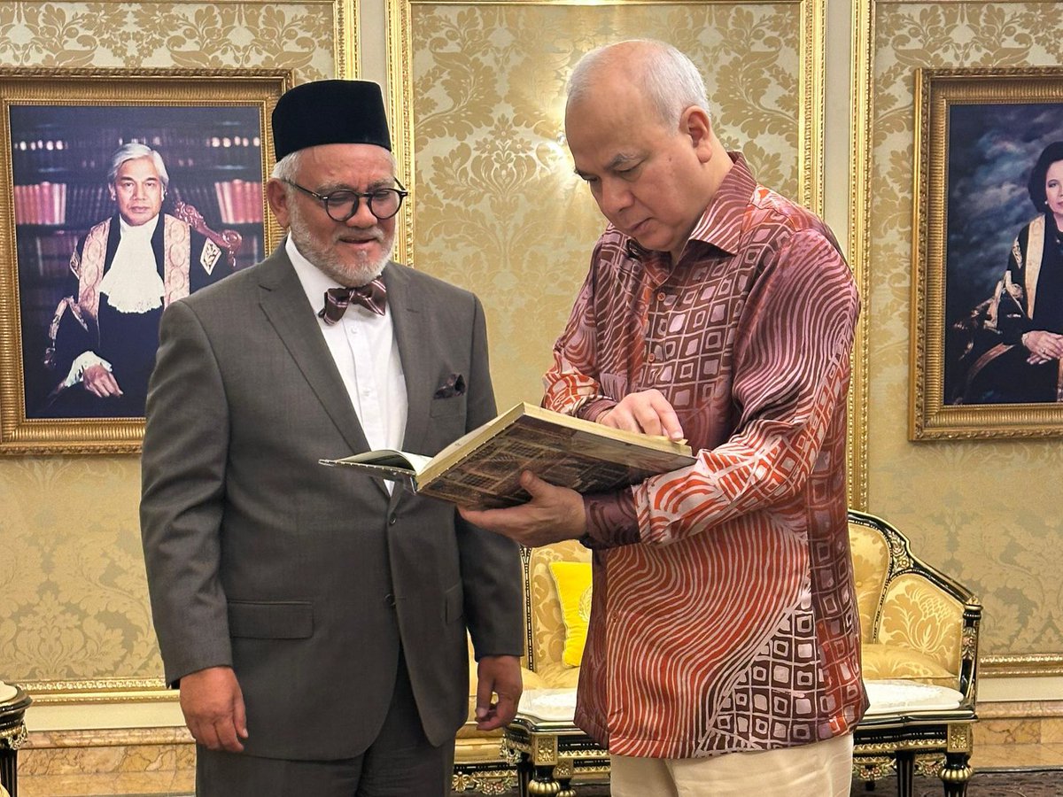 Duli Yang Maha Mulia Paduka Seri Sultan Perak Darul Ridzuan XXXV Sultan Nazrin Muizzuddin Shah ibni Almarhum Sultan Azlan Muhibbuddin Shah Al-Maghfur-Lah yang juga merupakan Penaung Diraja IDFR berkenan menerima menghadap Ketua Pengarah IDFR, Dato' Zainol Rahim Zainuddin hari