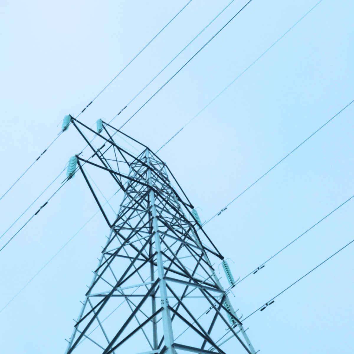 ⚡Páteční #blackout prověřil stav české přenosové soustavy i připravenost datových center v ČR – včetně toho našeho.
Přechod v 11:55 na zálohovou napájecí infrastrukturu proběhl automaticky a stejně tak návrat na obnovenou distribuci v 15:40. Tudíž vše bez problémů.👍