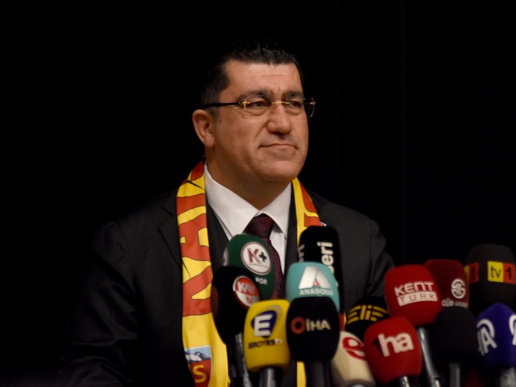 KS Başkanı Nurettin Açıkalın:İstanbul da geç saatlere kadar üç oyuncu ve aileleri ile görüştüm.
Transferler kolay olmuyor farklı detaylar oluyor.
Aramızdan ayrılan ayrılacak olanlarda var eksiklerimizi en kısa zamanda giderip lige en iyi şekilde başlayacağız.
#Kayserispor