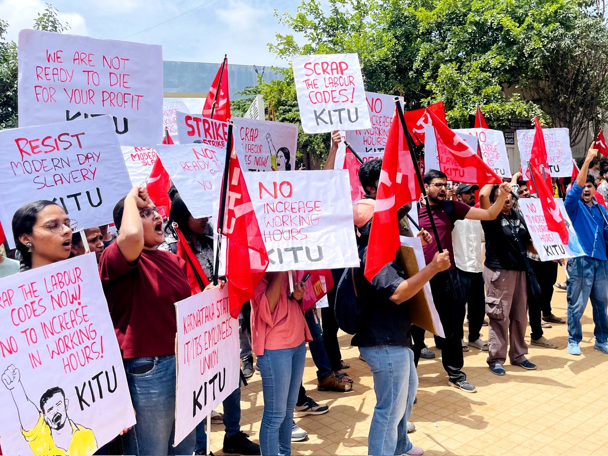 kitu_hq's tweet image. IT employees protest in Bangalore in support of the General Strike under the banner of the Karnataka State IT/ITeS Employees Union (KITU).
#GeneralStrike Resist #12hrWorkDay
Scrap the Labour Codes Now !
No to Increase in Working Hours !