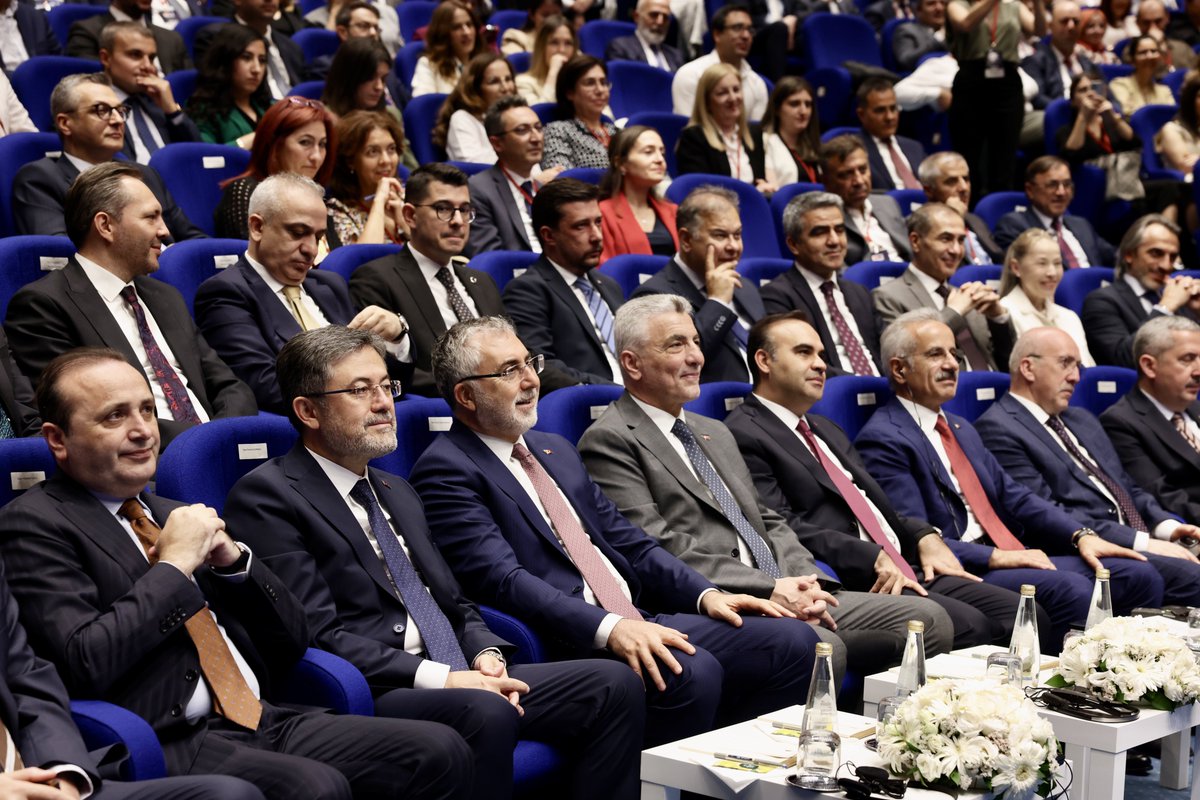 ibrahimyumakli's tweet photo. Ticaret Bakanımız Sayın @omerbolatTR’ın ev sahipliğinde düzenlenen Ürün Güvenliği Haftası Açılış Konferansı’na,  Ulaştırma ve Altyapı Bakanımız Sayın @a_uraloglu , Sanayi ve Teknoloji Bakanımız Sayın @mfatihkacir ve Çalışma ve Sosyal Güvenlik Bakanımız Sayın @isikhanvedat ile birlikte katıldık. 

Konferansta, Tarım ve Orman Bakanlığı olarak yürüttüğümüz ürün ve gıda güvenilirliği çalışmalarını paylaştık.

🌾 Tohumdan sofraya kadar her adımı titizlikle takip ediyor;

🐄 Gübreden bitki koruma ürünlerine, veteriner ilaçlarından yeme, 

🍽️ Üretim, satış ve toplu tüketim yerlerine kadar, tüm süreçlerde sıkı ve düzenli denetimler yürütüyoruz.

👩‍💼 8 bini aşkın görevlimizle yılda 1,3 milyonun üzerinde kontrol gerçekleştiriyor; ürün güvenliğini kırsal kalkınma, organize tarım bölgeleri ve sağlam denetim altyapısıyla daha da güçlendiriyoruz.

🎯 Sağlıklı nesiller ve güvenilir gıda için çalışmalarımız kararlılıkla devam edecek.

Birçok sektörü ilgilendiren ürün güvenliği konusunda, böylesine önemli bir konferansa ev sahipliği yapan Ticaret Bakanımız Sayın Ömer Bolat’a ve emeği geçenlere teşekkür ediyorum.