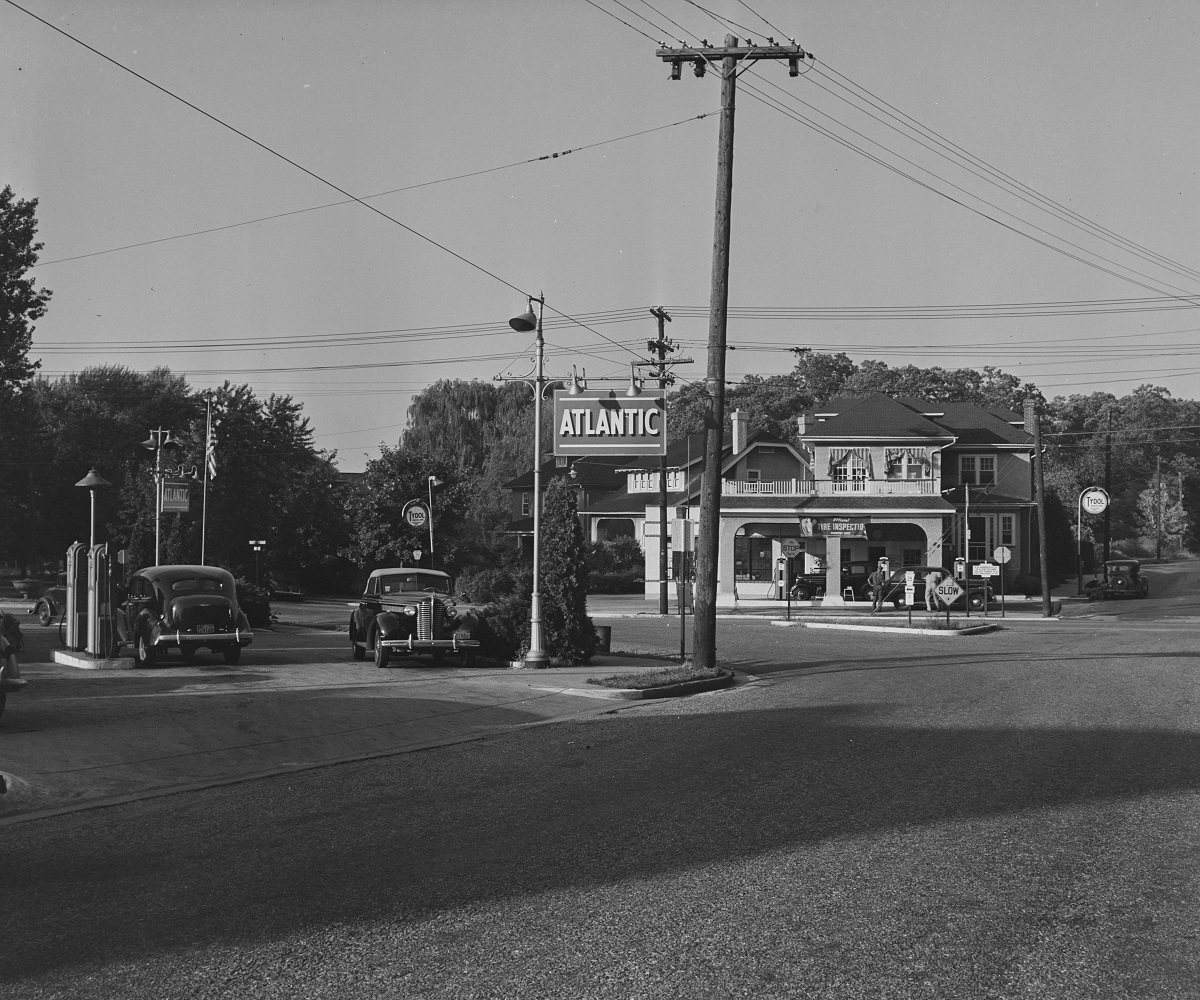 Talk about oppressive heat☀️! On July 9, 1936, meteorologists recorded Pennsylvania's all-time hottest temperature of 111 degrees F in Phoenixville. State #Archives preserves these nitrate negative photos of Phoenixville, circa 1938-1954. #OnThisDay ➡ pastatearchives.com