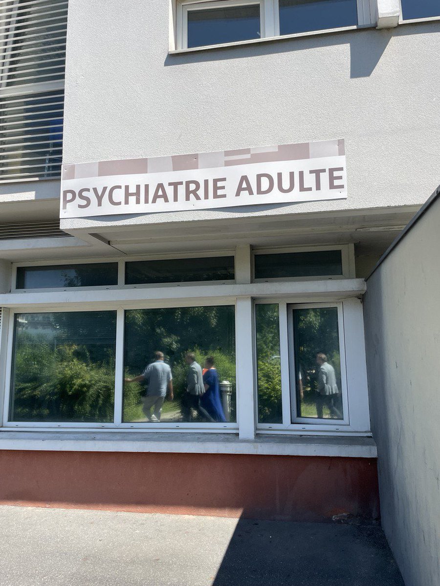 🔴 Je suis allé ces derniers jours soutenir le personnel du service psychiatrique de l’hôpital de Gonesse en grève. 

Recours massif aux intérimaire fragilisant la continuité des soins ; soignants épuisés, n’ayant pas les moyens de remplir pleinement leur mission de soin et