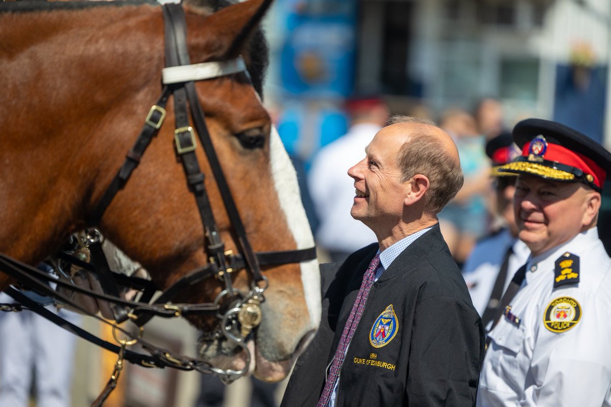TPSMounted's tweet image. Last week we had the incredible honour of attending our Emergency Task Force HQ where our Chief & members of Command hosted his Royal Highness, The Duke of Edinburgh for a tour of police operations. #policehorse #honour #guard #mounted