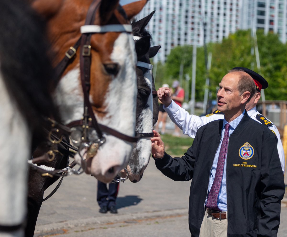 TPSMounted's tweet image. Last week we had the incredible honour of attending our Emergency Task Force HQ where our Chief & members of Command hosted his Royal Highness, The Duke of Edinburgh for a tour of police operations. #policehorse #honour #guard #mounted
