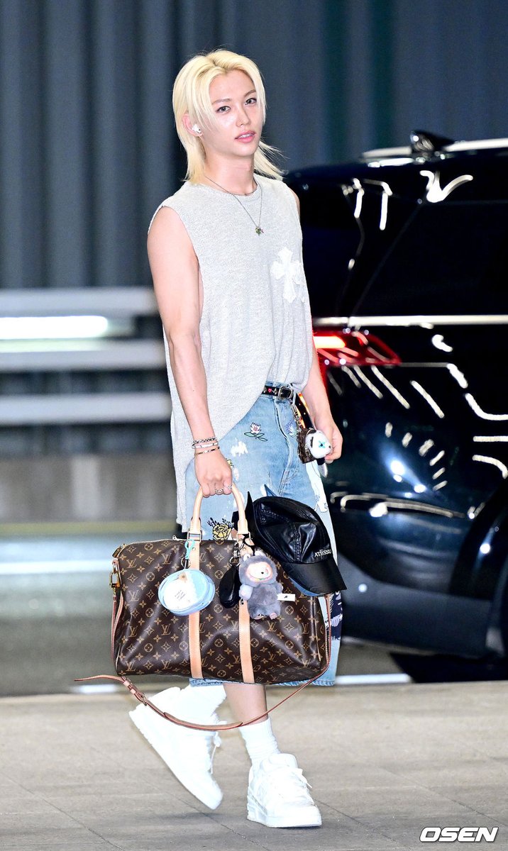 BBOKARILOOKS's tweet photo. FELIX'S AIRPORT OUTFIT TODAY >>>>>> https://t.co/kEKMcM6o8d