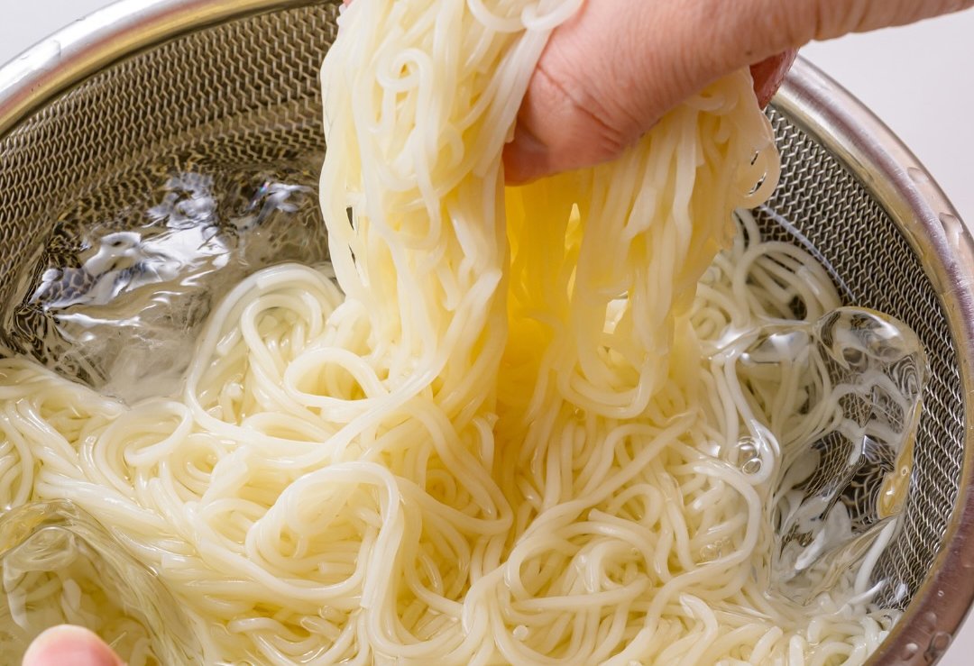 foodistnote's tweet photo. おばんです、みなさん…。そうめんをこの3つで食べませんか…。
・白だし
・レモン汁
・オリーブオイル
スープを作って、茹でたそうめんをいれて、仕上げにオリーブオイルをかければOKです…。お好みで粉チーズや粗びき黒こしょうを足すのもオススメです…。ぜひレシピをリプ欄からご覧ください…↓ https://t.co/qyRTcQrPuG