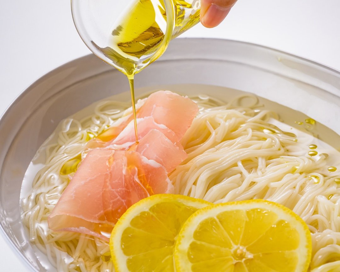 foodistnote's tweet photo. おばんです、みなさん…。そうめんをこの3つで食べませんか…。
・白だし
・レモン汁
・オリーブオイル
スープを作って、茹でたそうめんをいれて、仕上げにオリーブオイルをかければOKです…。お好みで粉チーズや粗びき黒こしょうを足すのもオススメです…。ぜひレシピをリプ欄からご覧ください…↓ https://t.co/qyRTcQrPuG