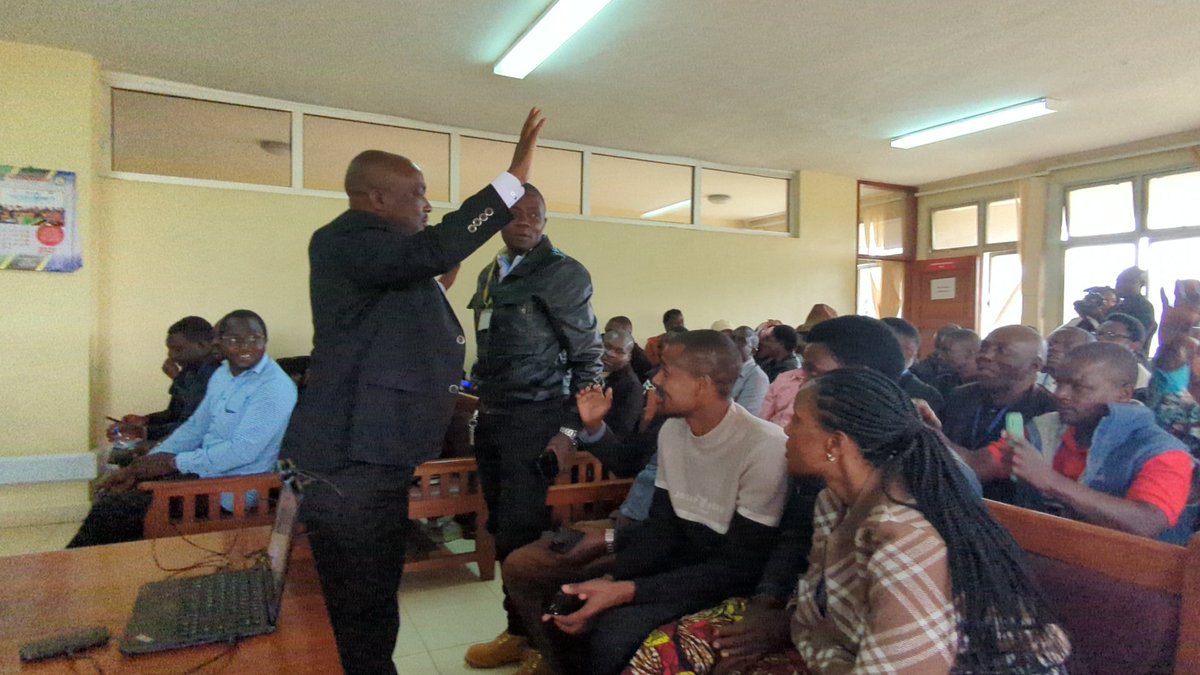 Sasalive_'s tweet photo. #HABARIPICHA 

Rais wa Chama cha Wanasheria Tanganyika (TLS) Wakili @Mwabuk2Boniface akisalimiana na wananchi Mbalimbali waliofika katika Mahakama Kuu kanda ya Mbeya Kusikiliza Maamuzi  ya Kesi ya Mdude yanayopangwa kuamuliwa leo Julai 09,2025 Chini ya Jaji Mhe.Kalunde. https://t.co/MrQyiPSPQx