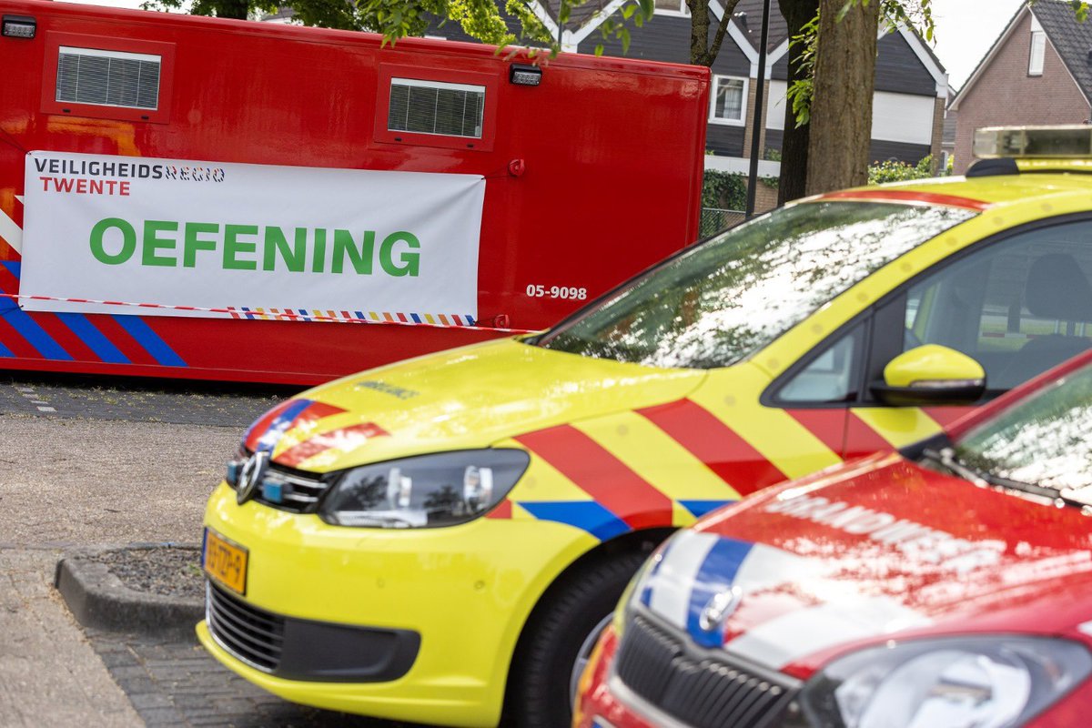 BrandweerTwente's tweet photo. Vandaag neemt de brandweer deel aan een crisisoefening in de gemeente Oldenzaal. Vanuit de meldkamer worden de hulpdiensten hiervoor op dezelfde manier gealarmeerd als bij een echt incident. Op alarmeringssites is de melding van deze oefening zichtbaar. https://t.co/9GswDSUdCz https://t.co/gPrtn3dyCl
