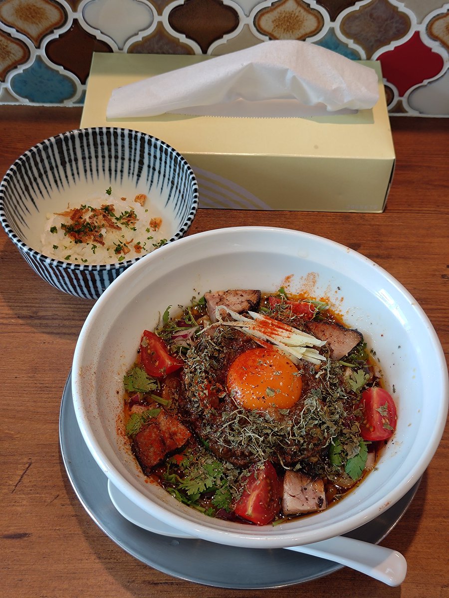 静岡県焼津市
麺創房LEO
スパイスキーマカレーまぜそば(ミニチーズ追いめし付き)
まぜそばだからザクザク混ぜてから食べるのだが均一にはならないから食べる毎に違うスパイスの香りがアピールしてくる
ゴロゴロとしたトマトとチャーシューのトッピングがそれに華を添える楽しさ満載の一杯