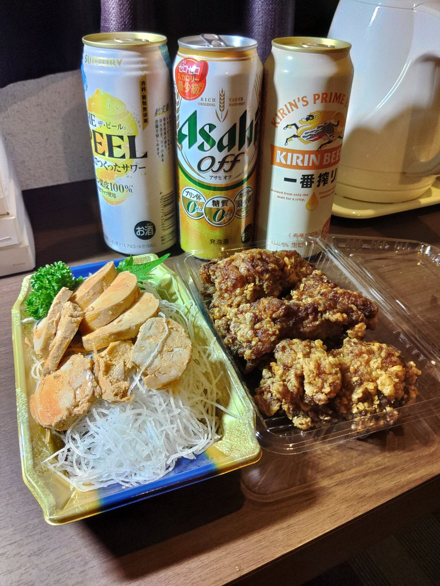momi_age_p's tweet image. 本日のビジホ一人パーティー
プリン体0の発泡酒を呑むという僅かながらの抵抗