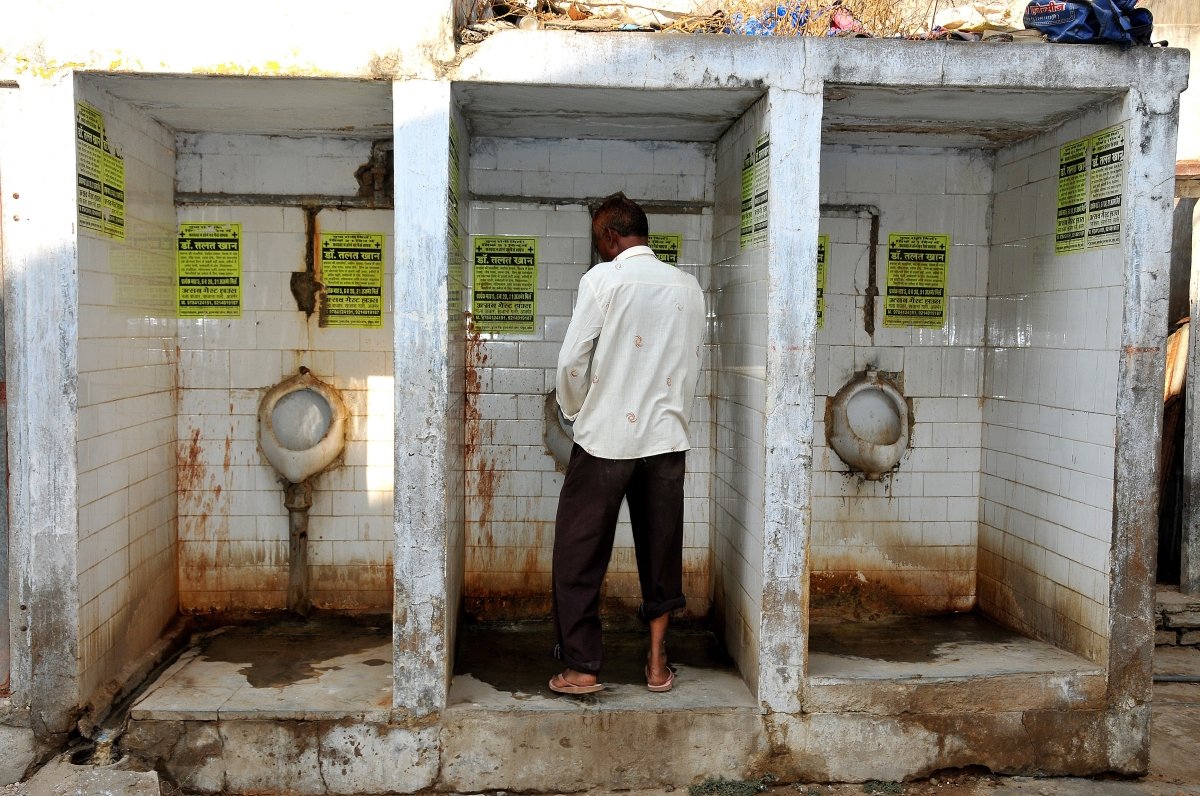 आखिर सार्वजनिक शौचालयों की इस दुर्दशा 🤮 का जिम्मेदार कौन है? 
सरकार दोषी है /जनता की गलती है ...!!