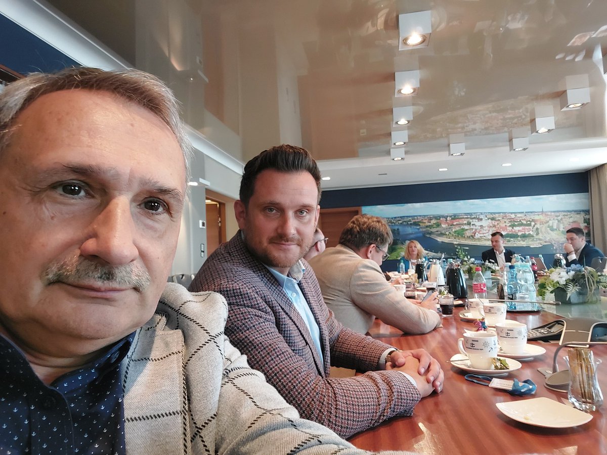Komisja RM Szczecin w Zarządzie Portu Szczecin-Świnoujście, pełnomocnik prezesa chwali się inwestycjami PiS - 12,5m dla Szczecina i terminalem kontenerowym w Świnoujściu, pomysłami poprzednikow, świetlaną przyszłością i zieloną energią w porcie. Fachowcy