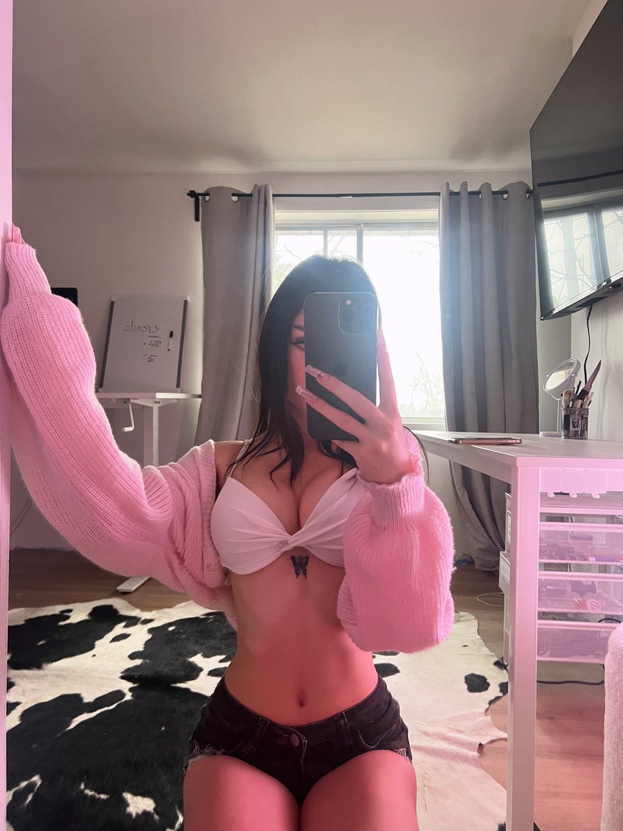 Lolamoon's tweet photo. Good morning babe!! Where’s my creamer in my coffee? 👀 https://t.co/F3vjVpziX2