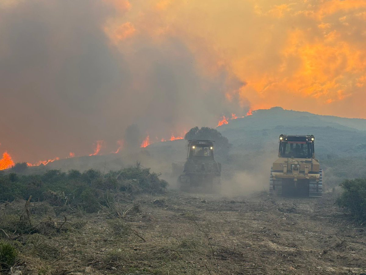 Armée française - Opérations militaires (@etatmajorfr) on Twitter photo 🔥 #Incendies | Mobilisation continue contre les feux qui affectent le sud de la France.
Engagement des armées 🇫🇷 en appui des forces de sécurité intérieure et de la <a href="/SecCivileFrance/">Sécurité Civile</a> pour protéger la population et sauvegarder le patrimoine écologique.
👉Un engagement vital face à 🔥 #Incendies | Mobilisation continue contre les feux qui affectent le sud de la France.
Engagement des armées 🇫🇷 en appui des forces de sécurité intérieure et de la <a href="/SecCivileFrance/">Sécurité Civile</a> pour protéger la population et sauvegarder le patrimoine écologique.
👉Un engagement vital face à