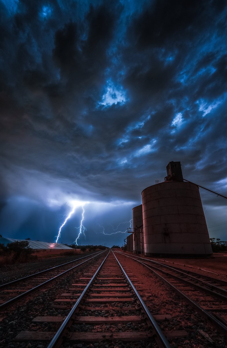 vastdepth's tweet image. I often shoot moments that don’t repeat, the awe of the world is addictive and it’s the only way to hold still what can’t be kept, the light, the mood, the silence and the chaos, all gone in seconds, one frame at a time.
Chase the conditions, capture the moment, create the…