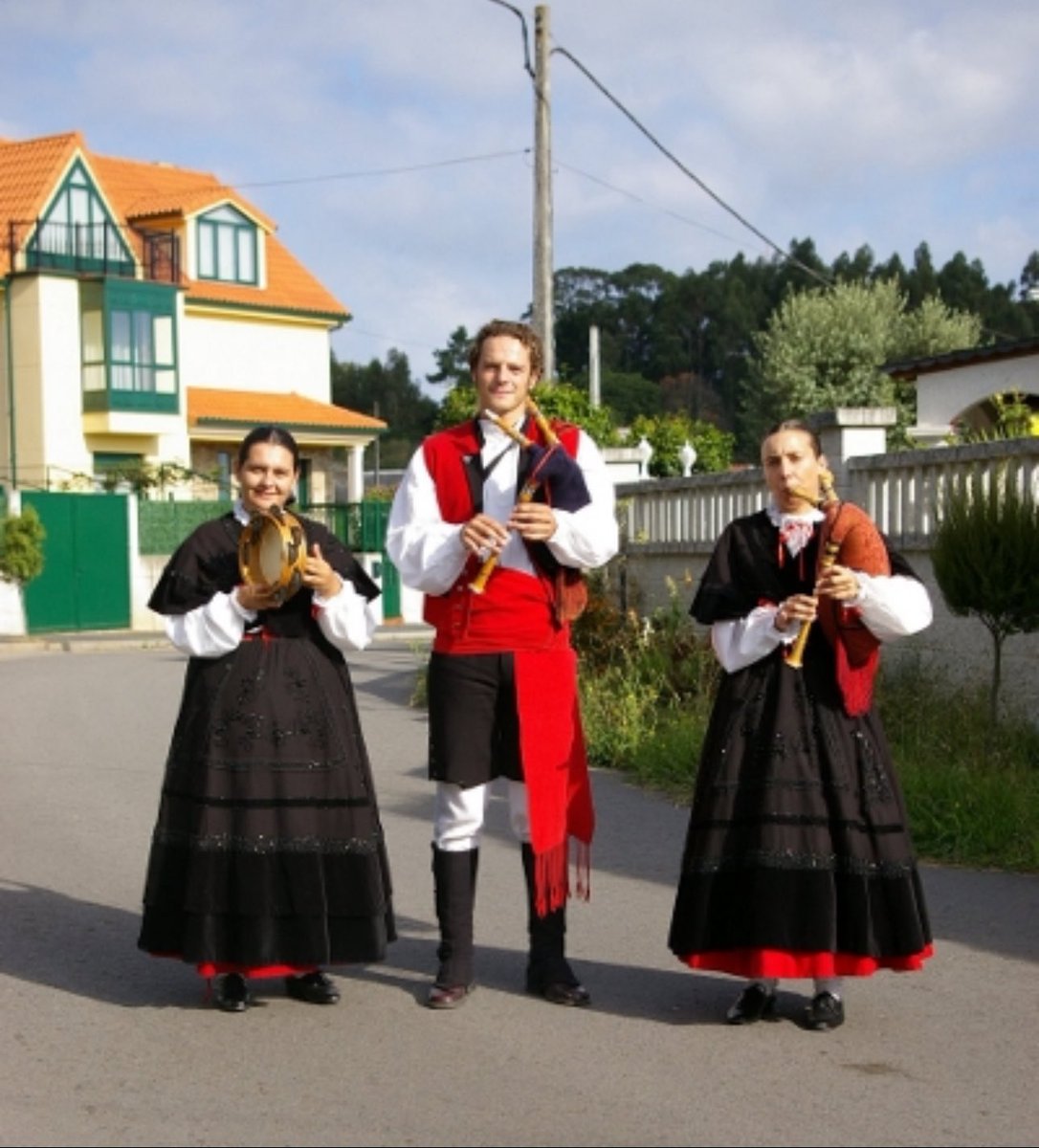 Astur_X's tweet photo. Folk attire of Northwestern Spain (Galicia) https://t.co/20Tr9U6FUu