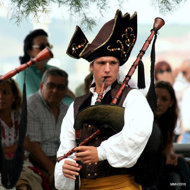 Astur_X's tweet photo. Folk attire of Northwestern Spain (Galicia) https://t.co/20Tr9U6FUu