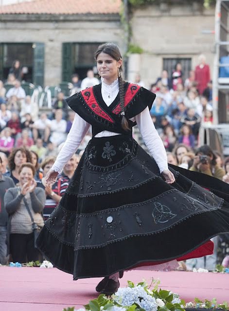 Astur_X's tweet photo. Folk attire of Northwestern Spain (Galicia) https://t.co/20Tr9U6FUu