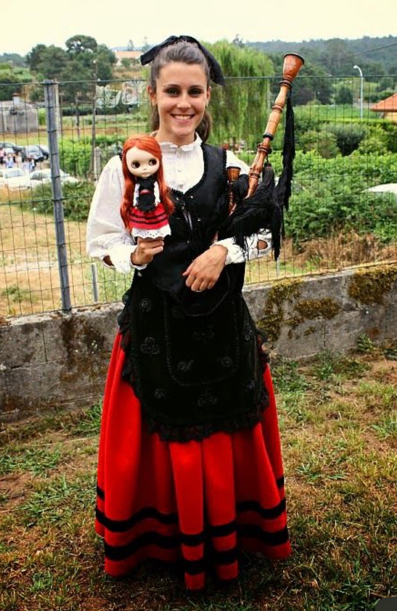 Astur_X's tweet photo. Folk attire of Northwestern Spain (Galicia) https://t.co/20Tr9U6FUu