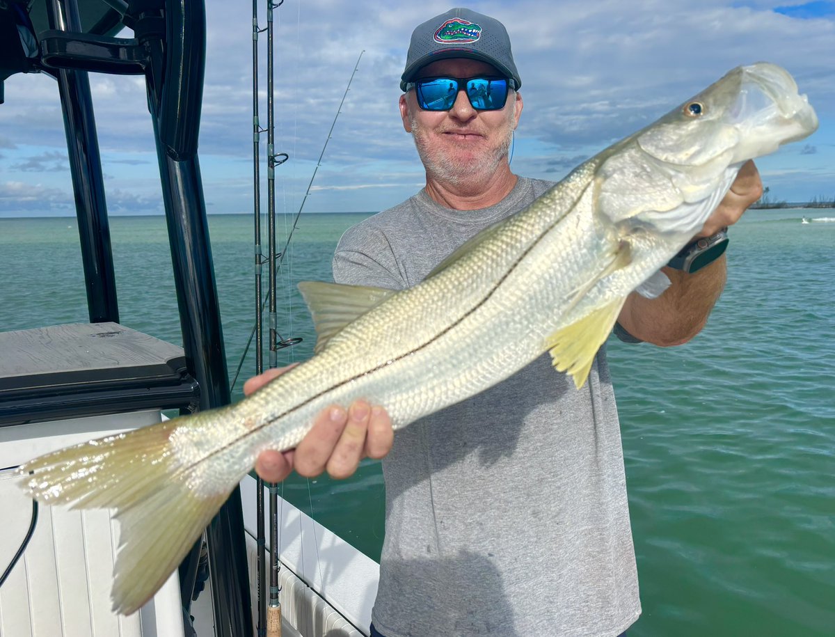 captainhud's tweet photo. Ben Engle and the crew caught some good ones. #CaptainHUD @MercuryMarine @simradyachting @bajiosunglasses  @MarshWear https://t.co/732PYaVm3U
