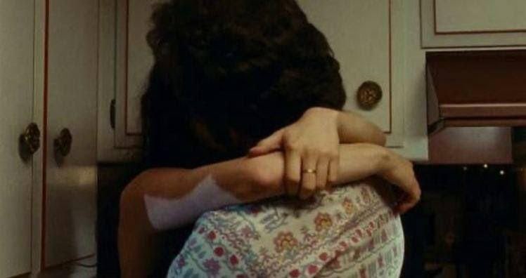 أعانِقك وكأنني
أضع دائِرة حول الإجابة الصحيحة .. 
☪︎