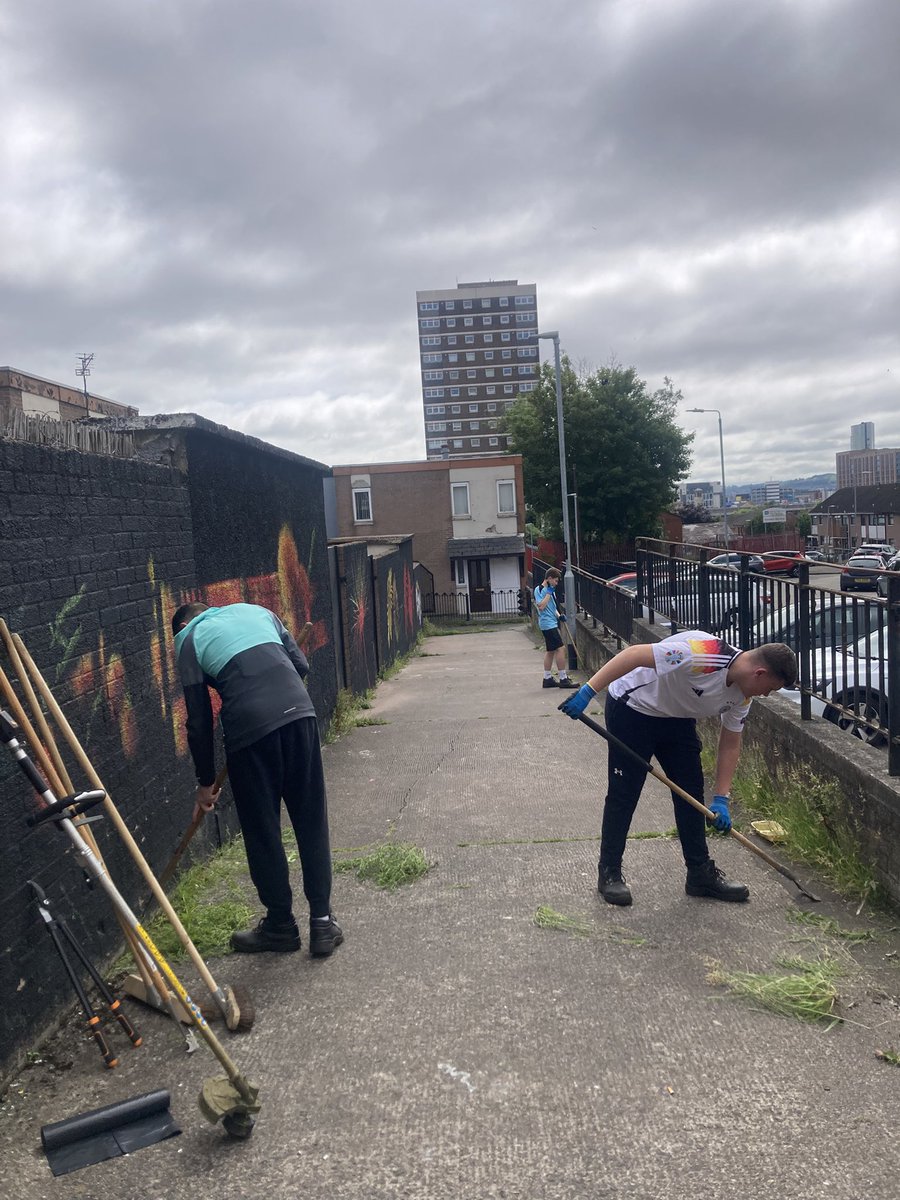 artilleryyc's tweet image. A residents garden and a public walkway this morning in the heat. Lads are off to the Bosco Cafe for a bit of lunch. Thanks for all the kind messages of support….