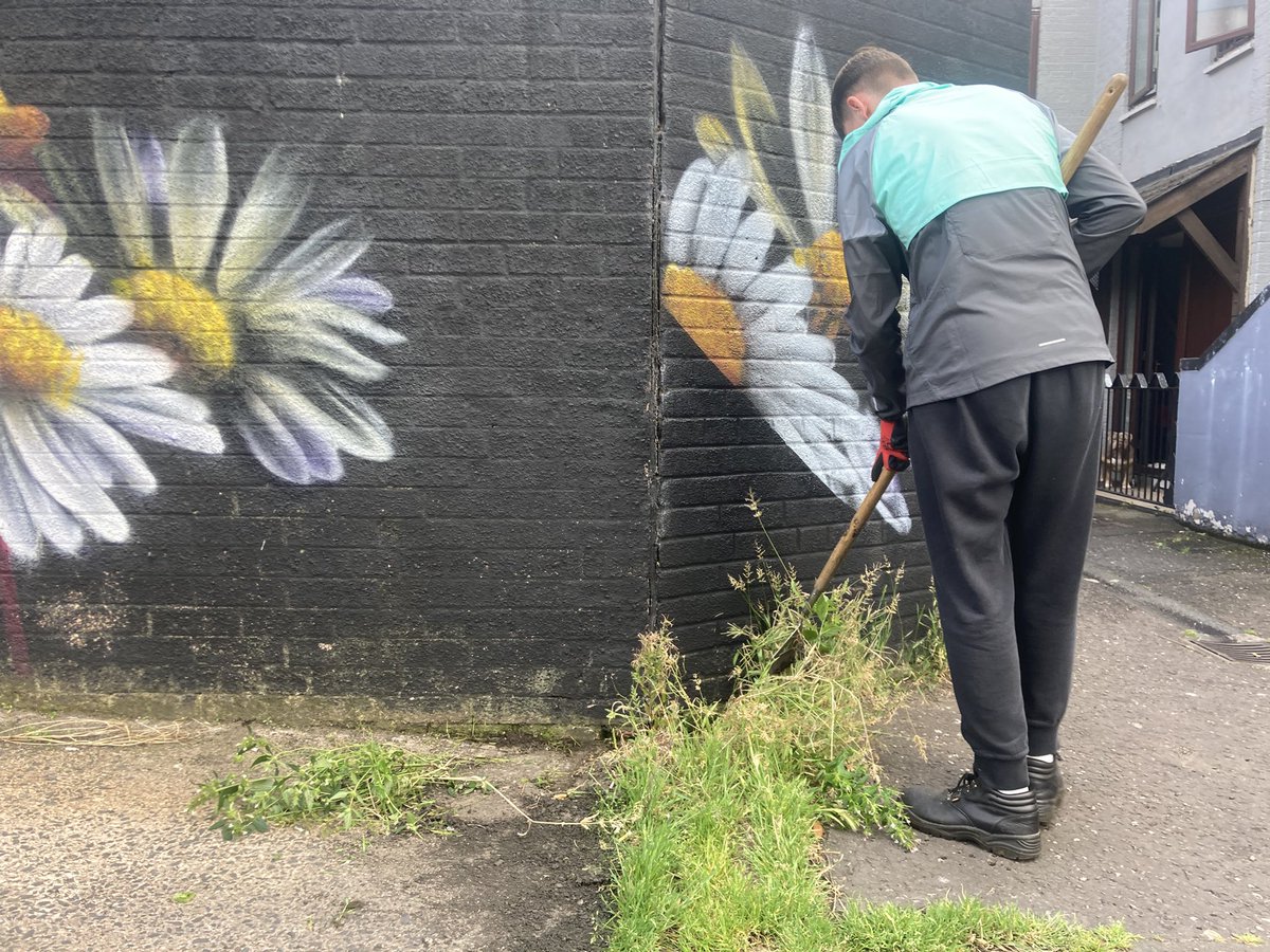 artilleryyc's tweet image. A residents garden and a public walkway this morning in the heat. Lads are off to the Bosco Cafe for a bit of lunch. Thanks for all the kind messages of support….