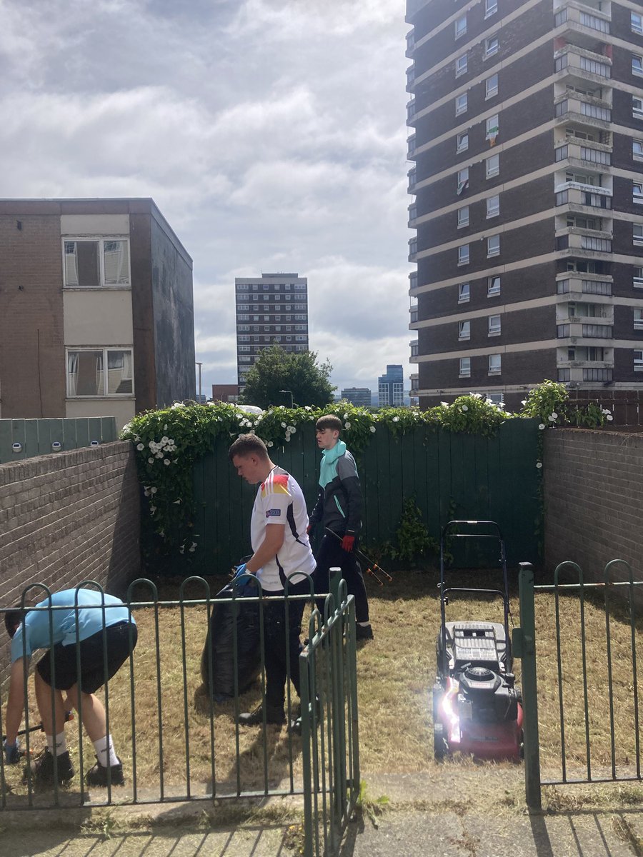 artilleryyc's tweet image. A residents garden and a public walkway this morning in the heat. Lads are off to the Bosco Cafe for a bit of lunch. Thanks for all the kind messages of support….