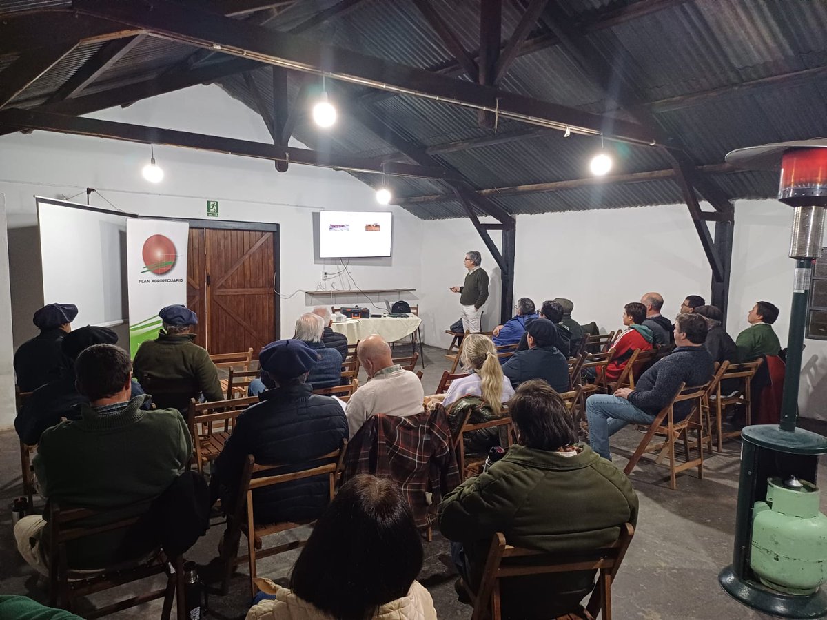 #Ayer en📌Sociedad de Fomento de Flores, Trinidad

Se llevó a cabo la actividad
✔️Analizando la suplementación proteica invernal de bovinos de carne en pastoreo
Con la participación del🗣️Ing. Agr. Rómulo Cesar.
Dr. Germán Álvarez #PlanAgro 

<a href="/GermanAPVet/">Germán Alvarez</a> #SFF <a href="/urf_cooperativa/">URF</a>