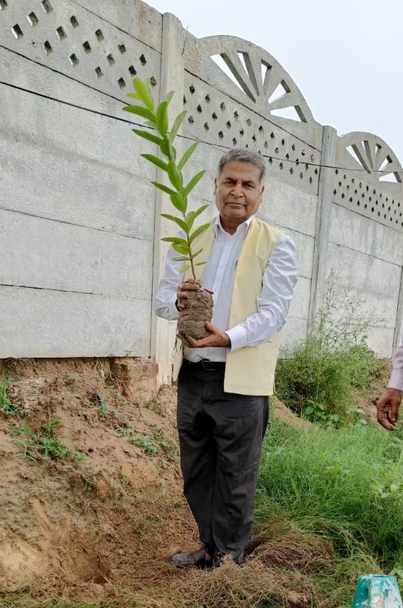 VinaiSharma9's tweet photo. विनय@निवेदन: 'एक पेड़ माँ के नाम 2.0' वृक्षारोपण महाभियान के अंतर्गत आज अपने विद्या कॉलेज ऑफ फार्मेसी के प्रांगण में सम्मानित जनों के साथ पौधारोपण कर पर्यावरण संरक्षण में अपना योगदान दिया ।
विनय शर्मा, भाजपा, 9873918535 !
हाथ बढ़ाएं, आज #एक_पेड़_माँ_के_नाम लगाएं 🌴
#UpforestUp https://t.co/pZLsELHnGC