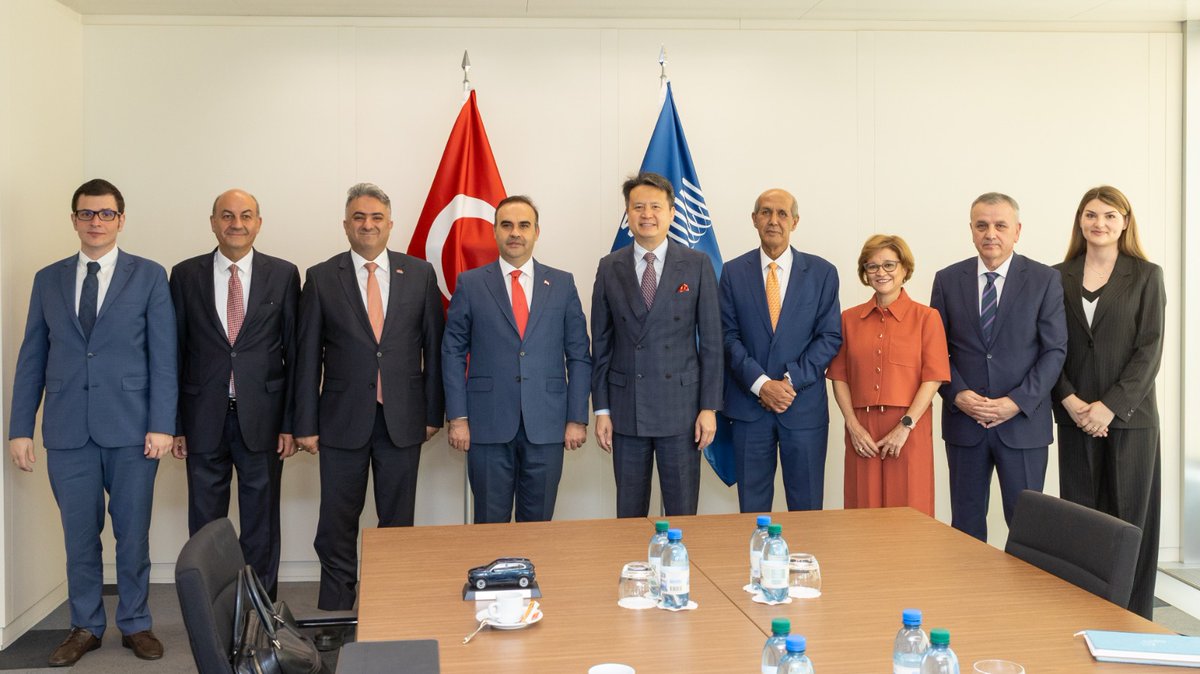 TURKPATENT's tweet photo. 🇹🇷 Türkiye Fikri Mülkiyet Alanında Büyük Yol Katetti

Sanayi ve Teknoloji Bakanımız Sayın @mfatihkacir, WIPO Bakanlar Toplantısı kapsamında yaptığı açıklamalarda; patent, marka, tasarım ve coğrafi işaret alanlarındaki ilerlemelere dikkat çekti.

📈 Patent başvurularında son 23 yılda 25 kat artış yaşandı.
🌍 Türkiye, tasarım ve coğrafi işaret başvurularında dünya ikincisi.
🏷️ Marka başvurularında dünyada 6’ncı, patent başvurularında ise 12’nci sırada yer alıyor. 
🔬 Ar-Ge ve inovasyon ekosistemimiz her geçen gün daha da güçleniyor.

🔗 Haberin tamamı:
https://t.co/iTaUexWLQ5

@TCSanayi @WIPO
